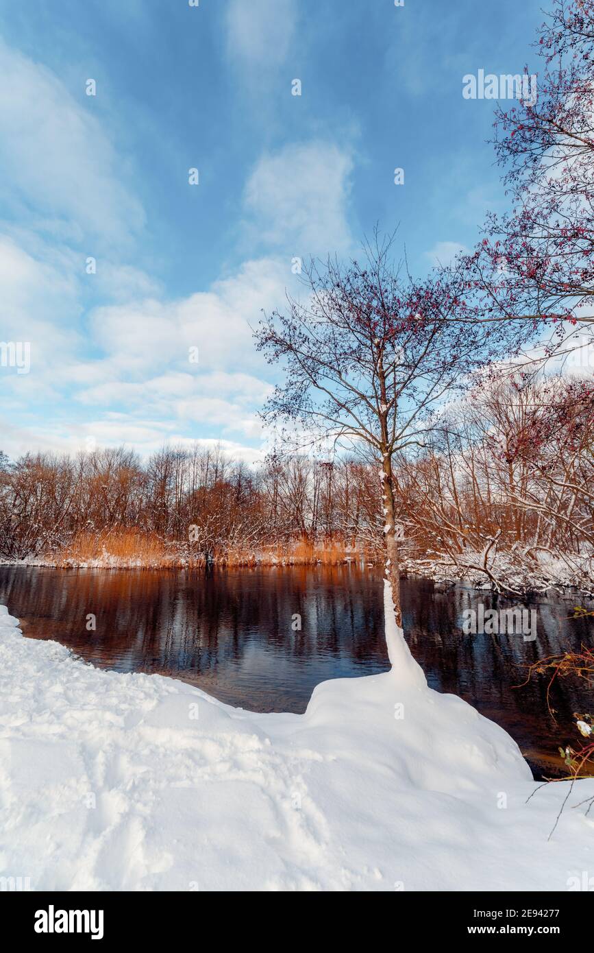 Paysage d'hiver sur la rivière à Reda Banque D'Images