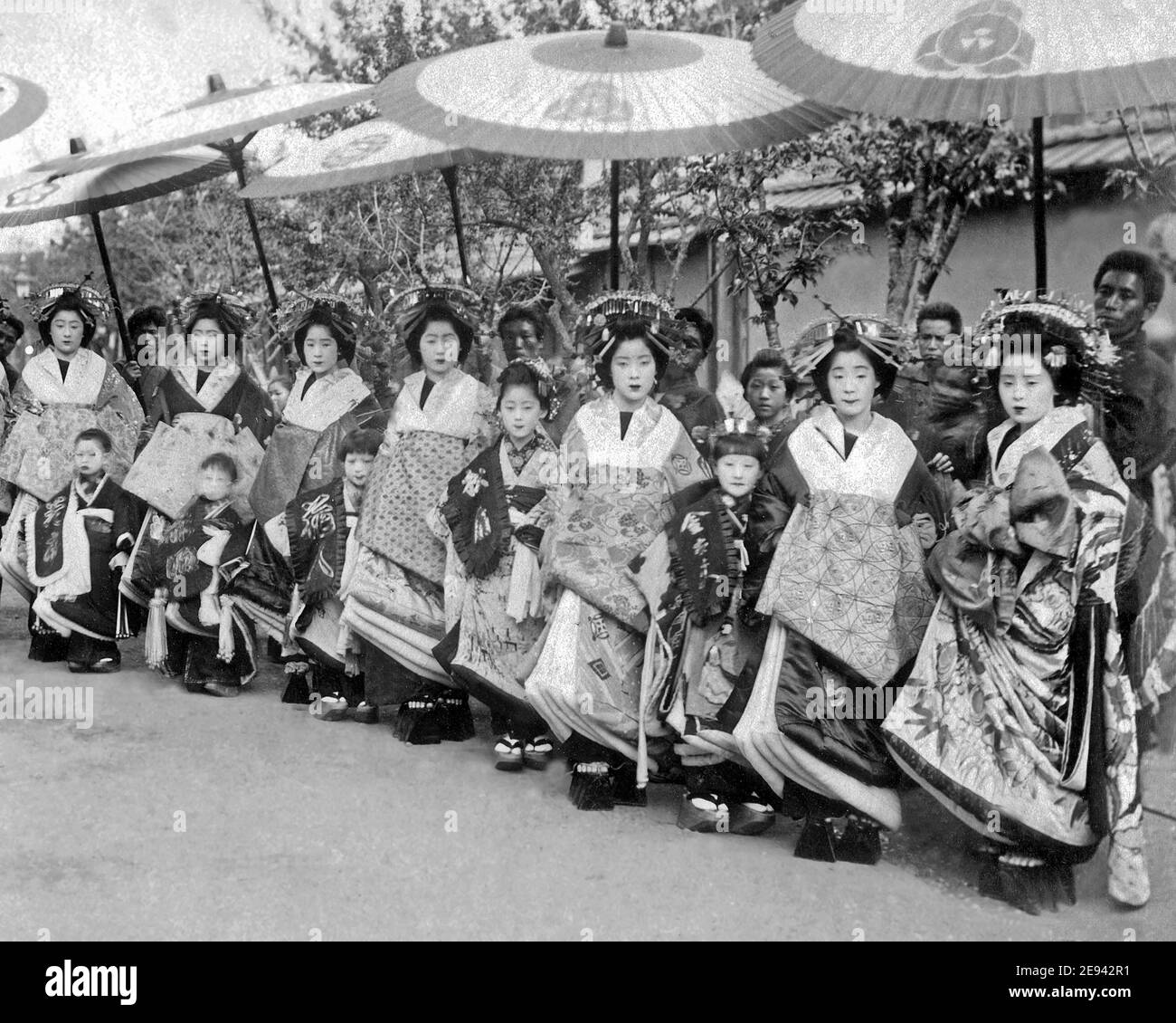 Photographie de la fin du 19th siècle - Orian, prostituées de haute classe, Japon, procession cérémonielle avec les préposés. Banque D'Images