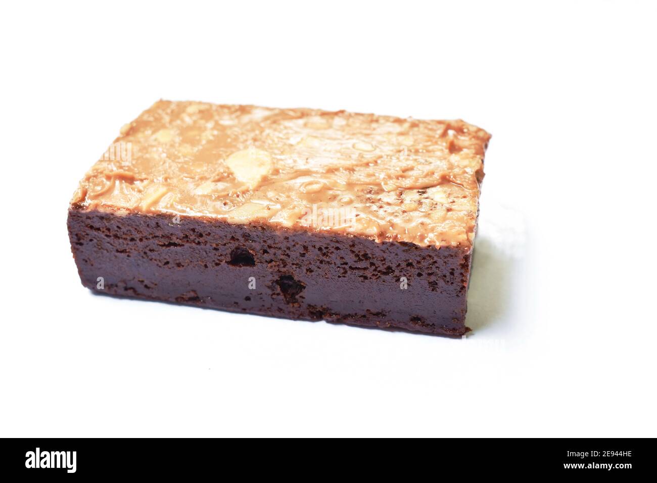 Gateau Au Chocolat Brownie Garniture De Haricots Sur Fond Blanc Photo Stock Alamy