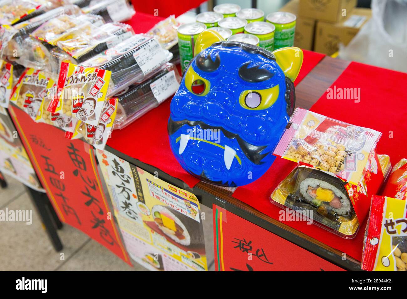 Masques pour Setsubun no hi (la veille du début du printemps dans l'ancien calendrier au Japon) vu en vente dans une station de métro à Yokohama. Aussi appelé Bean-jeter-festival.Setsubun no hi est une tradition où les gens s'habillent comme un démon et les enfants lancent des haricots mames à eux. On croit que cela va chasser les mauvais esprits et les démons et laisser la bonne chance et la prospérité entrer dans la maison. Banque D'Images