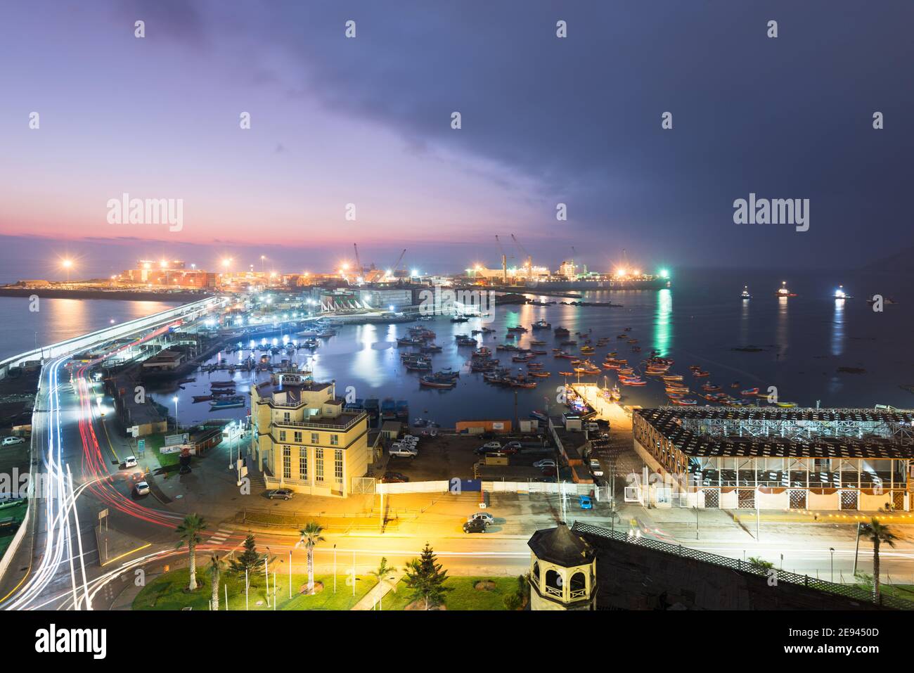 Iquique, région de Tarapaca, Chili - Port d'Iquique la nuit dans le nord du Chili. Banque D'Images