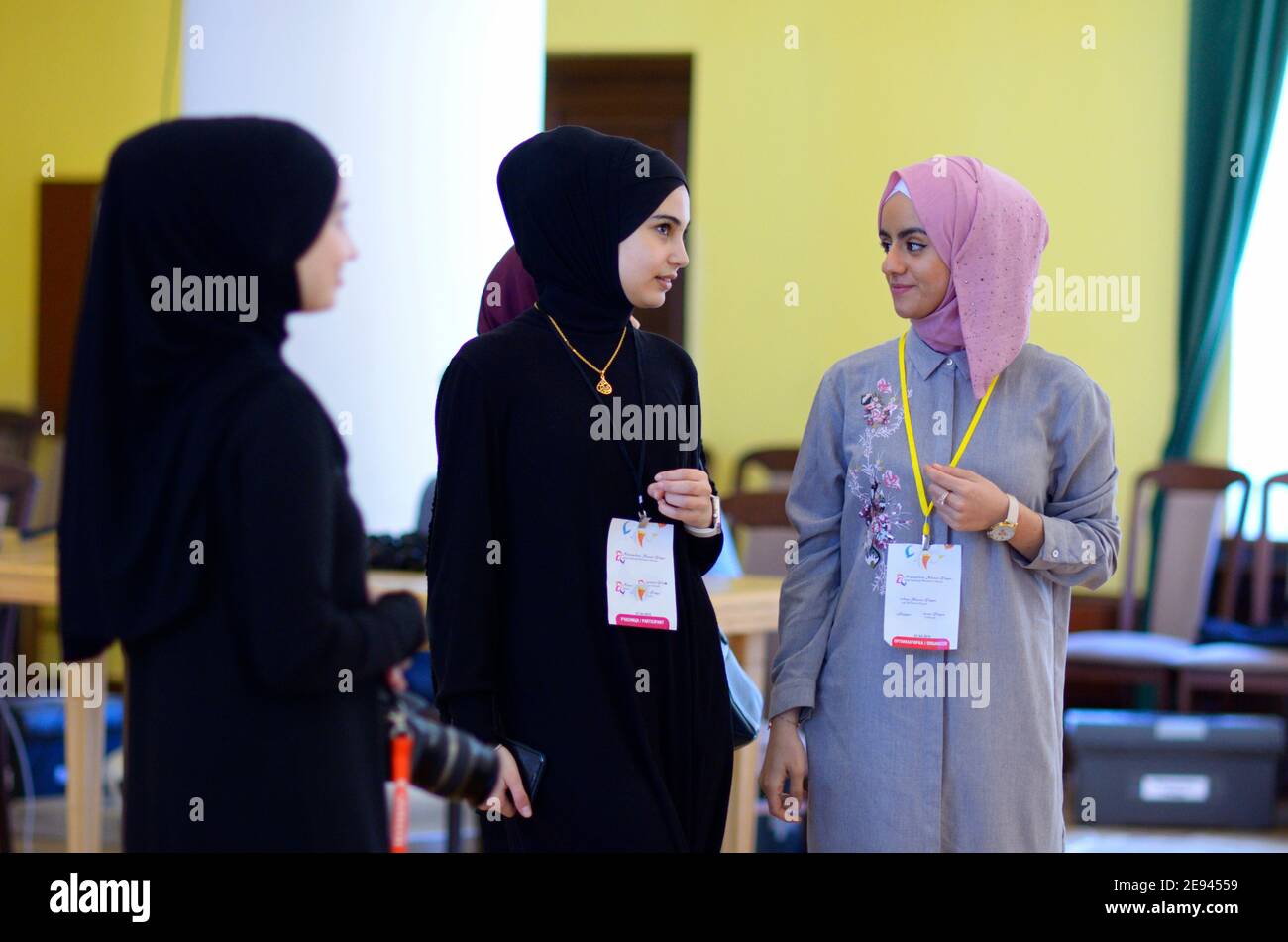 Trois filles musulmanes attrayantes communiquant dans un lobby du Forum international Woman. 12 mai 2018. Kiev, Ukraine Banque D'Images