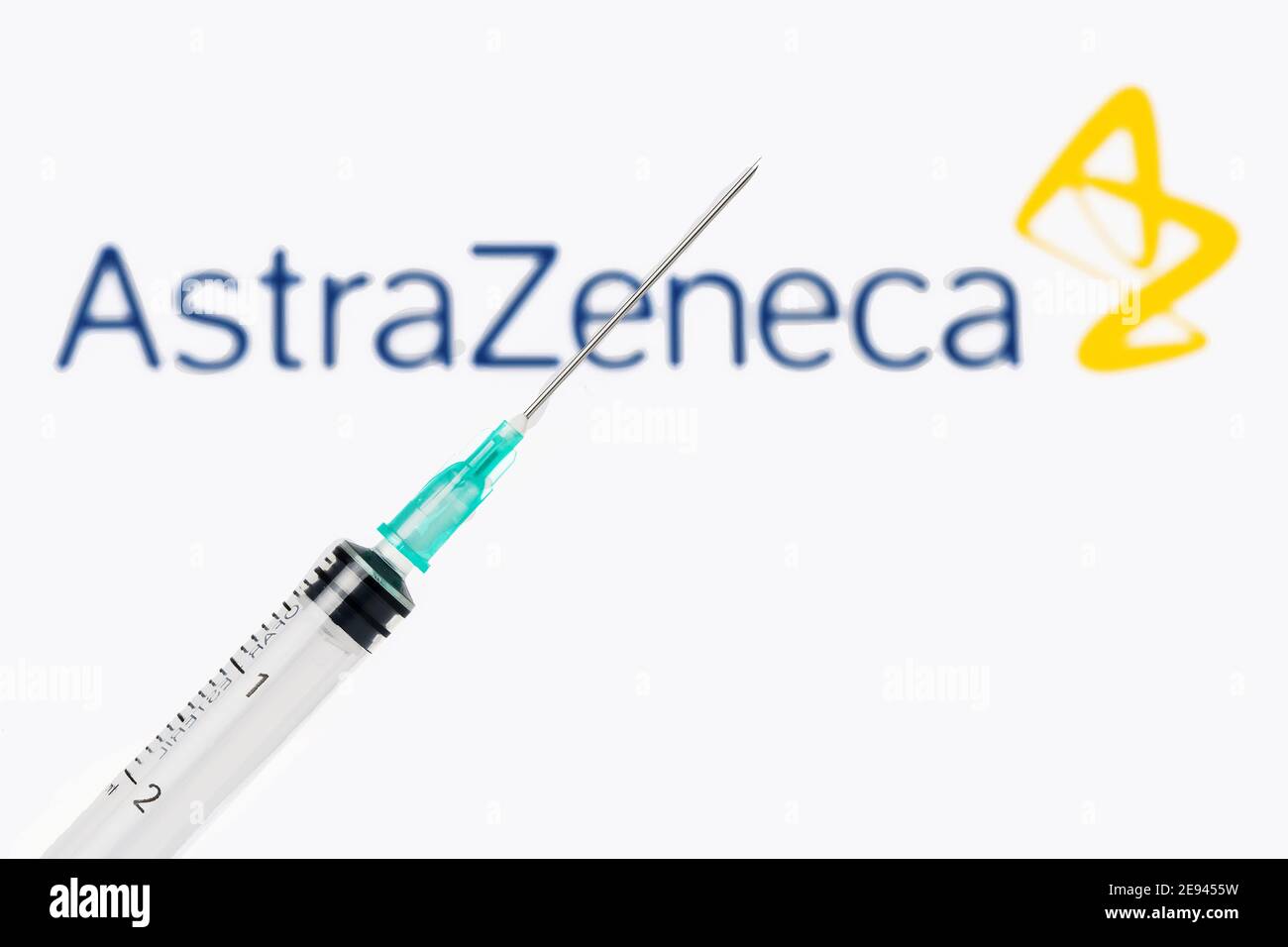 TEO, ESPAGNE - 25 janvier 2021 : Teo, Espagne ; 25 janvier 2021 : concept du vaccin AstraZeneca Covid-19. Gros plan d'une seringue sur le logo de la société AstraZeneca Banque D'Images