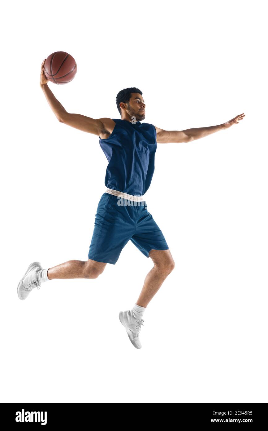 Slam dunk. Jeune joueur de basket-ball arabe musclé en action, le mouvement  isolé sur fond blanc. Concept de sport, de mouvement, d'énergie et de mode  de vie dynamique et sain. Formation, pratique