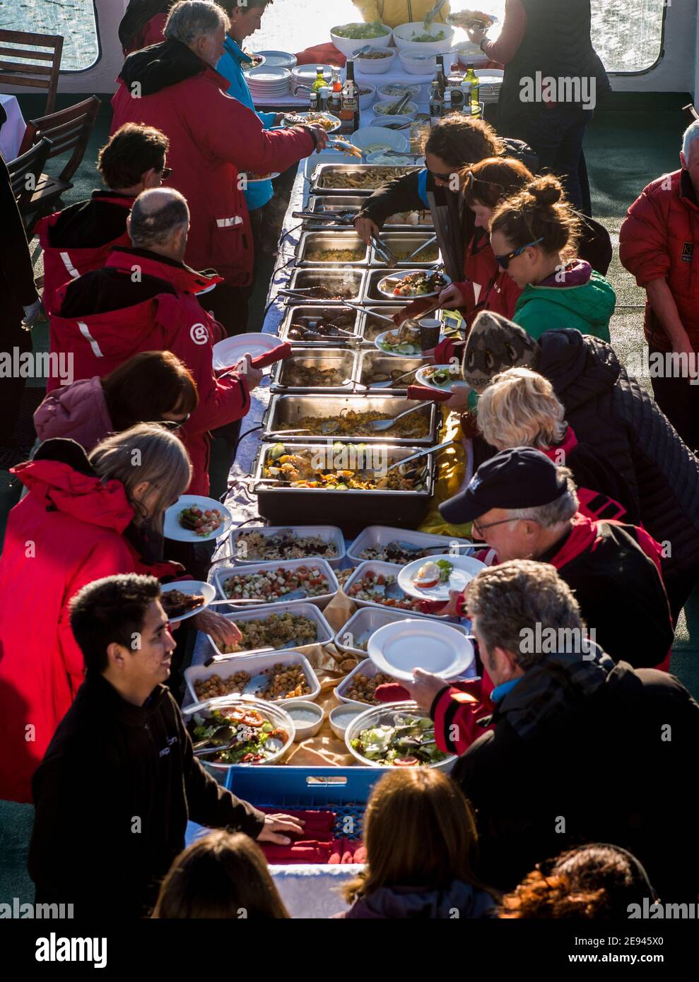 touristes sur un bateau de croisière en antarctique ayant un « barbecue » Le pont à Grytviken, en Géorgie du sud Banque D'Images