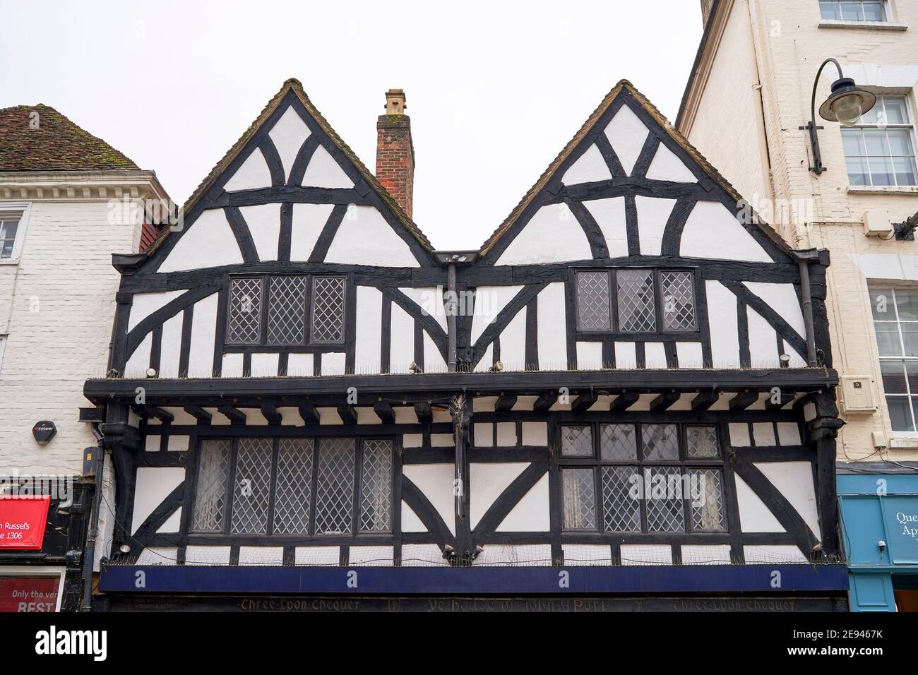 Bâtiment à colombages de style Tudor avec fenêtres au plomb Banque D'Images
