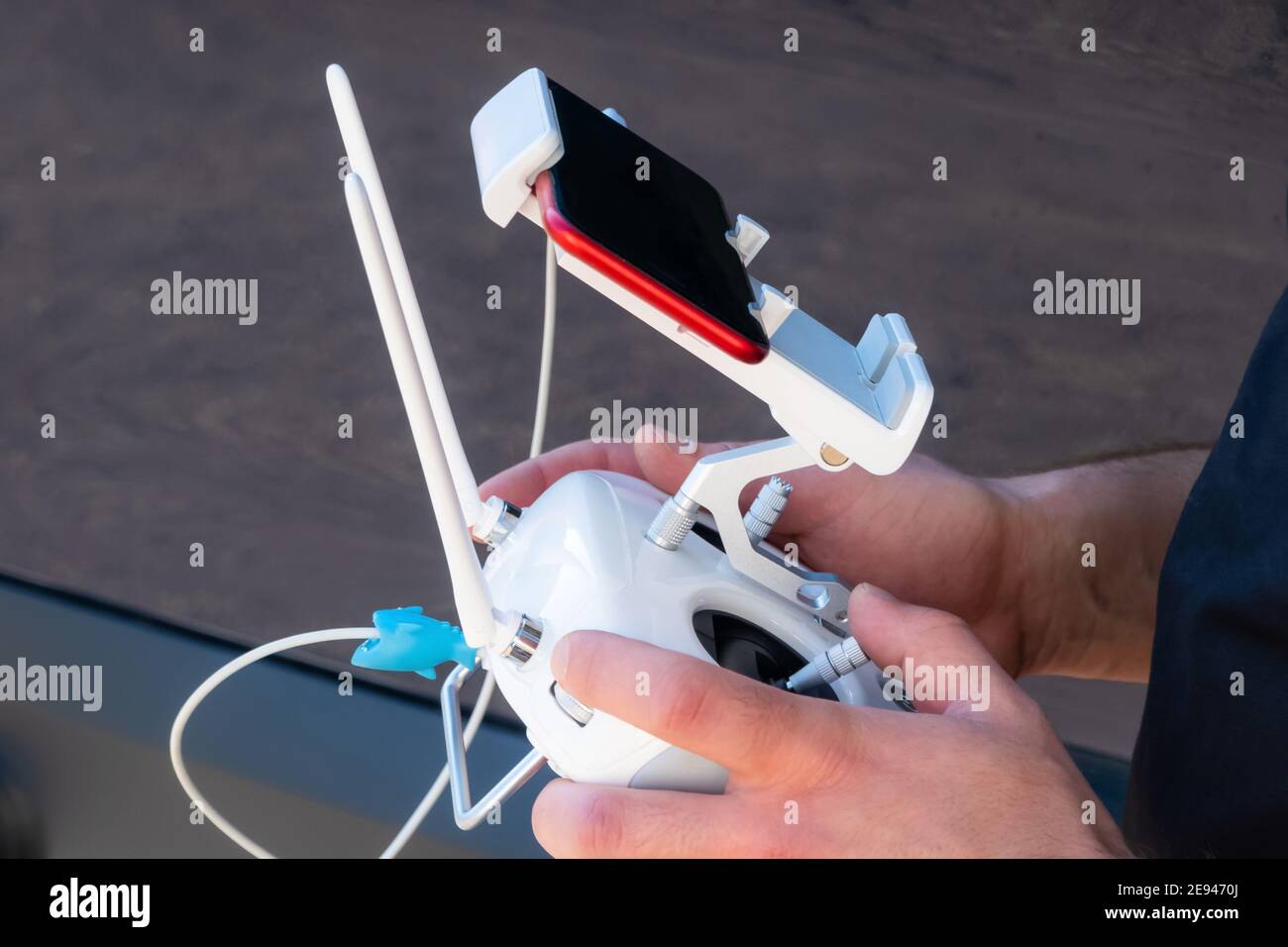 Gros plan des mains du pilote de drone commandant l'avion à distance contrôlez l'émetteur à l'extérieur Banque D'Images