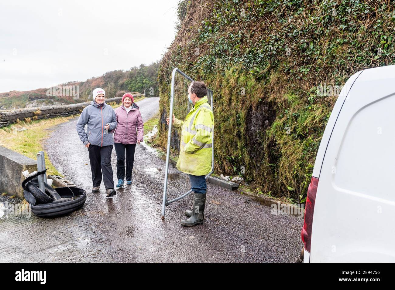 Rosscarbery, West Cork, Irlande. 2 février 2021. Une partie de la jetée de Rosscarbery s'est effondrée hier. On pense que l'érosion côtière en est la cause, bien que la section de la jetée ait été construite sans fondation. Le Conseil du comté de Cork a bloqué la route pour des raisons de sécurité. Crédit : AG News/Alay Live News Banque D'Images