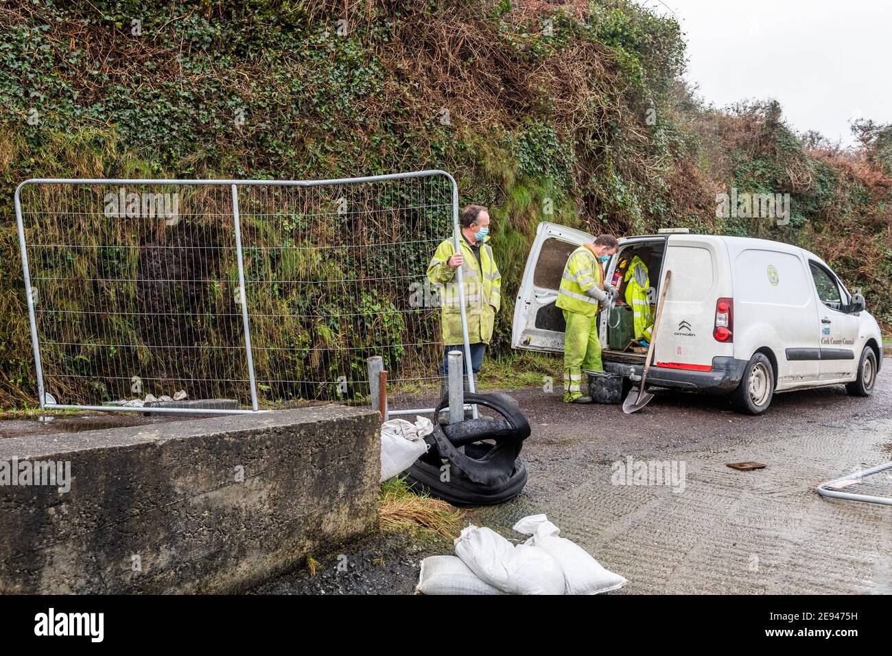 Rosscarbery, West Cork, Irlande. 2 février 2021. Une partie de la jetée de Rosscarbery s'est effondrée hier. On pense que l'érosion côtière en est la cause, bien que la section de la jetée ait été construite sans fondation. Le Conseil du comté de Cork a bloqué la route pour des raisons de sécurité. Crédit : AG News/Alay Live News Banque D'Images