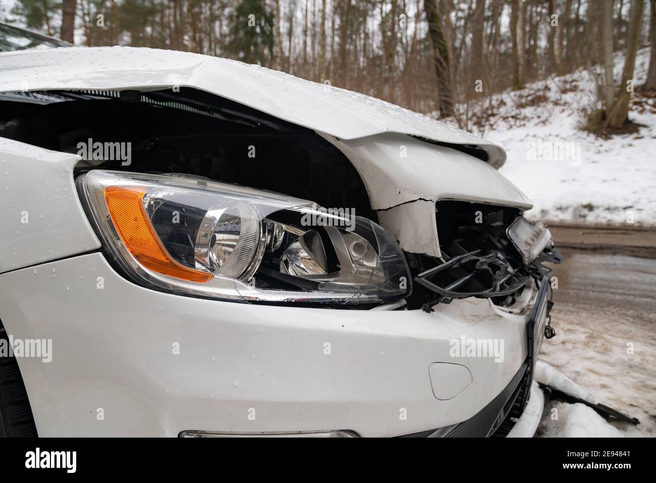 Gros plan sur une voiture brisée après un accident. Bris de l'avant du véhicule après un accident de voiture dans la ville. Banque D'Images