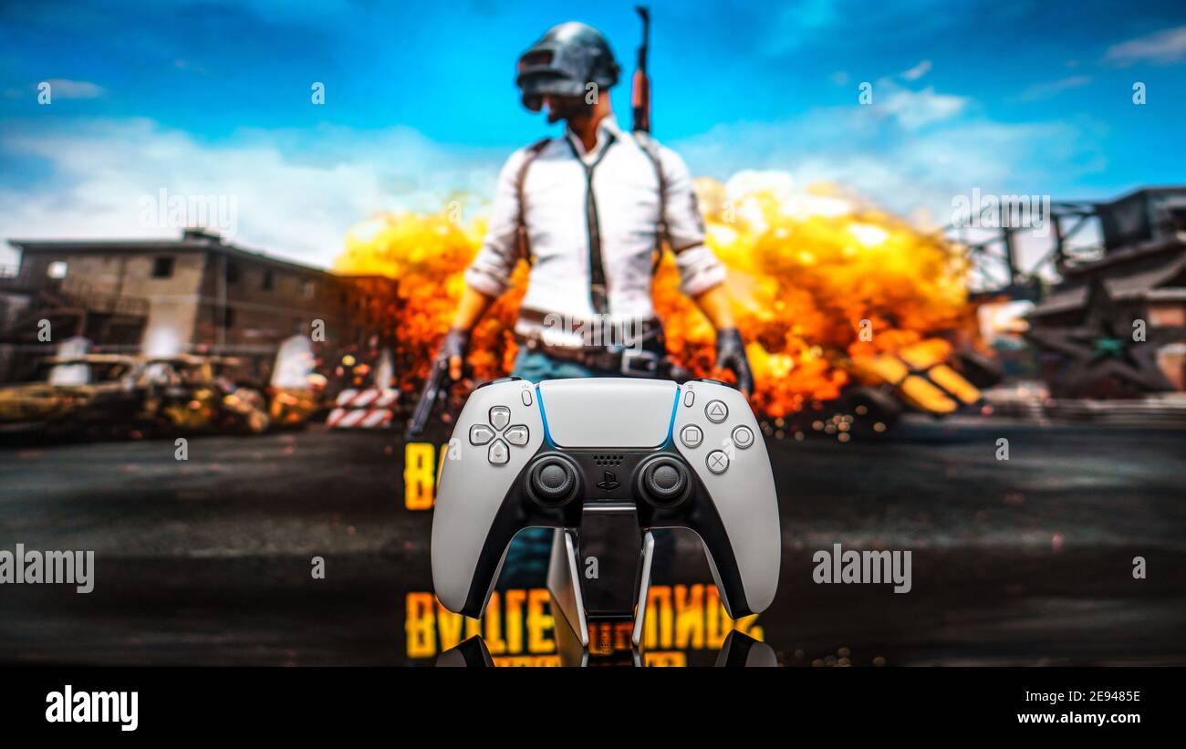 20 décembre 2020, Odessa, Ukraine. Nouvelle manette de jeu blanche pour PlayStation 5 à l'arrière-plan du jeu PUBG. Concept d'affiche Cybersport. Banque D'Images