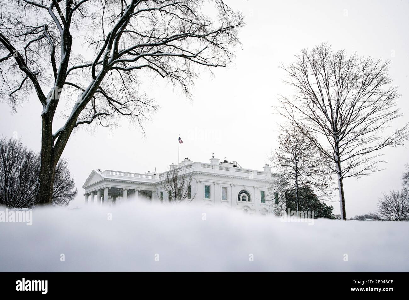 Washington, DC, États-Unis. 2 février 2021. La neige tombe à l'extérieur de la Maison Blanche à Washington, DC, États-Unis, le mardi 2 février 2021. Crédit: Al Drago/Pool via CNP | usage dans le monde crédit: dpa/Alay Live News Banque D'Images