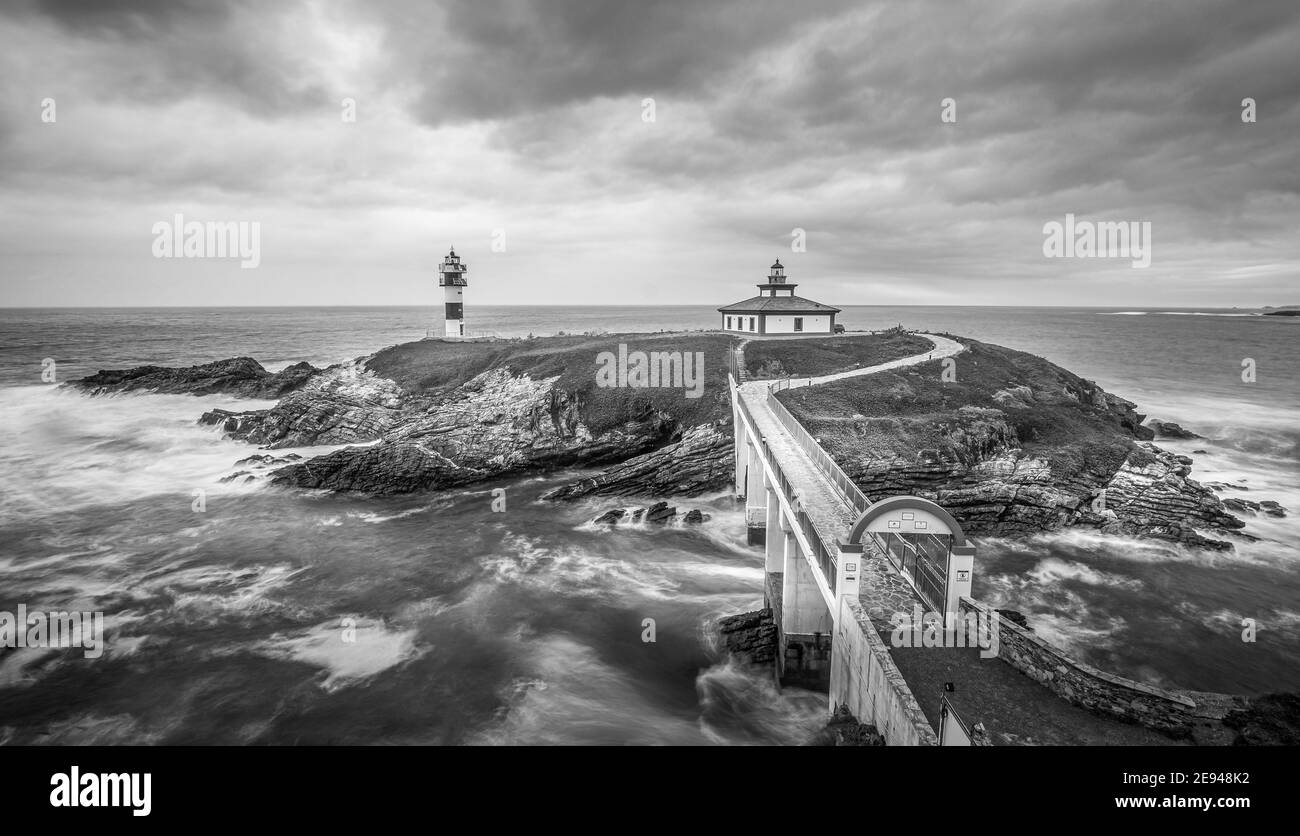 Vue en noir et blanc du phare d'Illa Pancha à Ribadeo, Galice, Espagne Banque D'Images