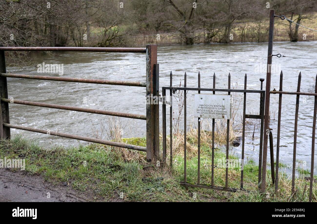 Rivière inondée Wye sur Haddon Estate à Bakewell dans le Parc national de Derbyshire Peak District Banque D'Images