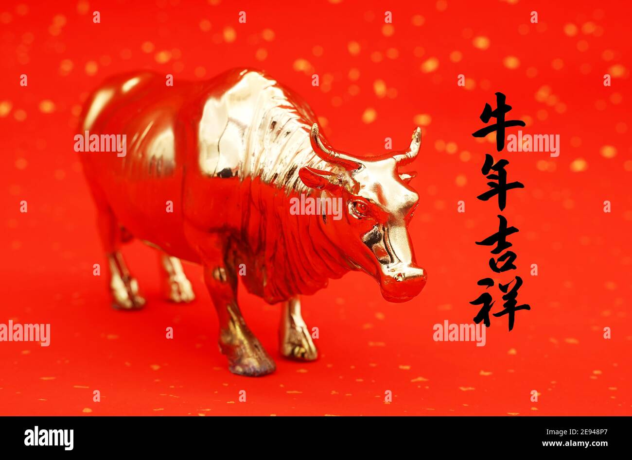 Tradition chinoise Golden statue ox,2021 est l'année du boeuf, chinois traduction de caractères:bon bénis pour l'année du boeuf Banque D'Images
