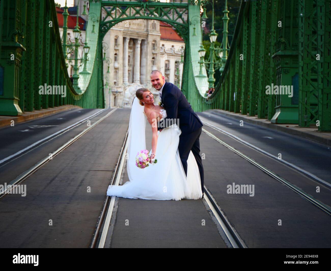 Budapest couple nouvellement wed posant pour la photo de mariage, Hongrie. Banque D'Images