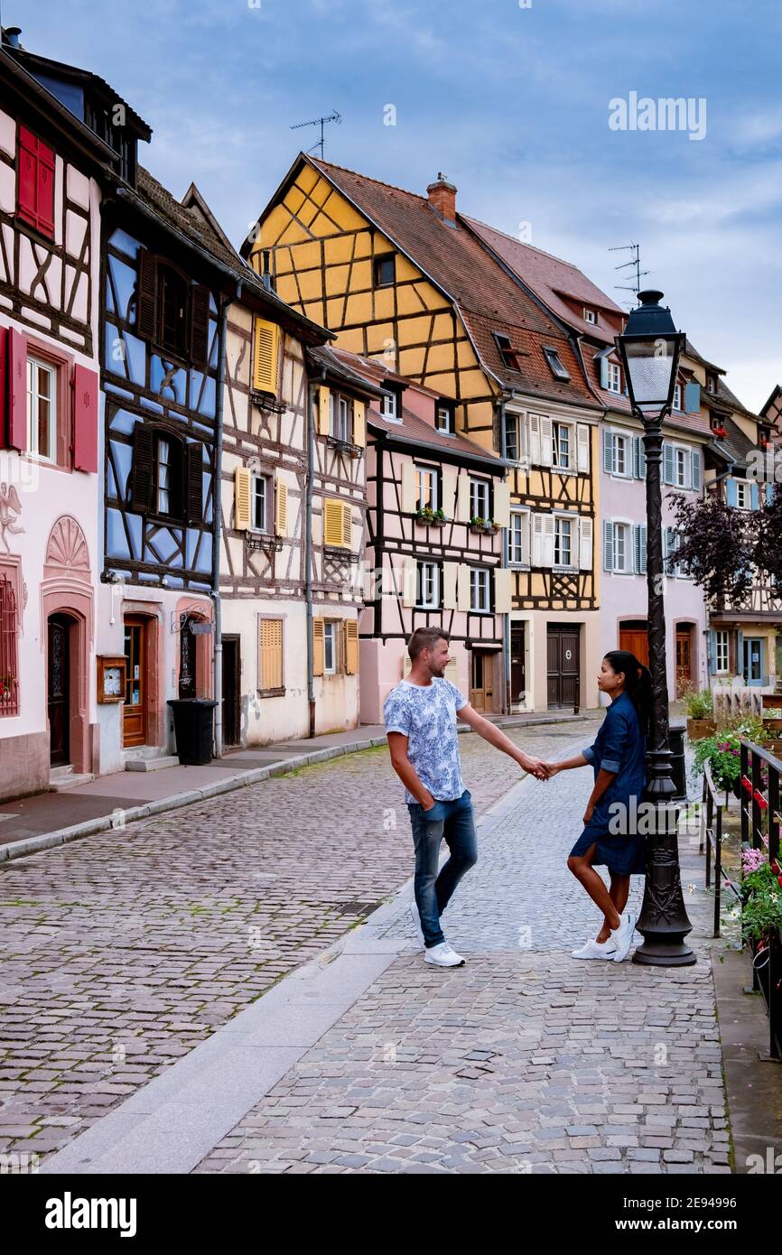 Belle vue sur la ville romantique colorée de Colmar, France, Alsace .  Europe couple de mi-âge hommes et femme en vacances Colmar France Photo  Stock - Alamy