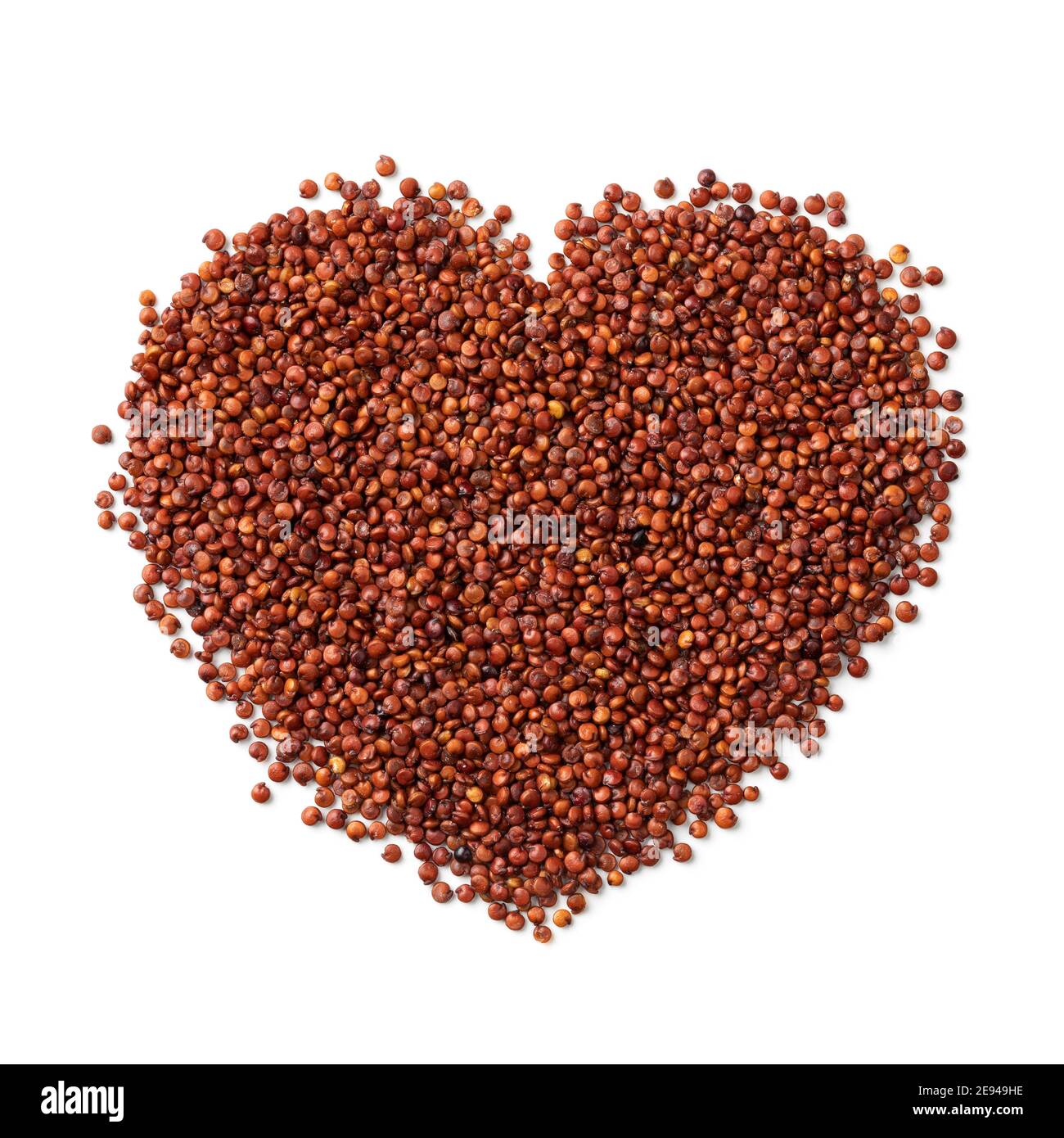 Graines de quinoa rouge brut en forme de coeur isolées sur blanc arrière-plan Banque D'Images