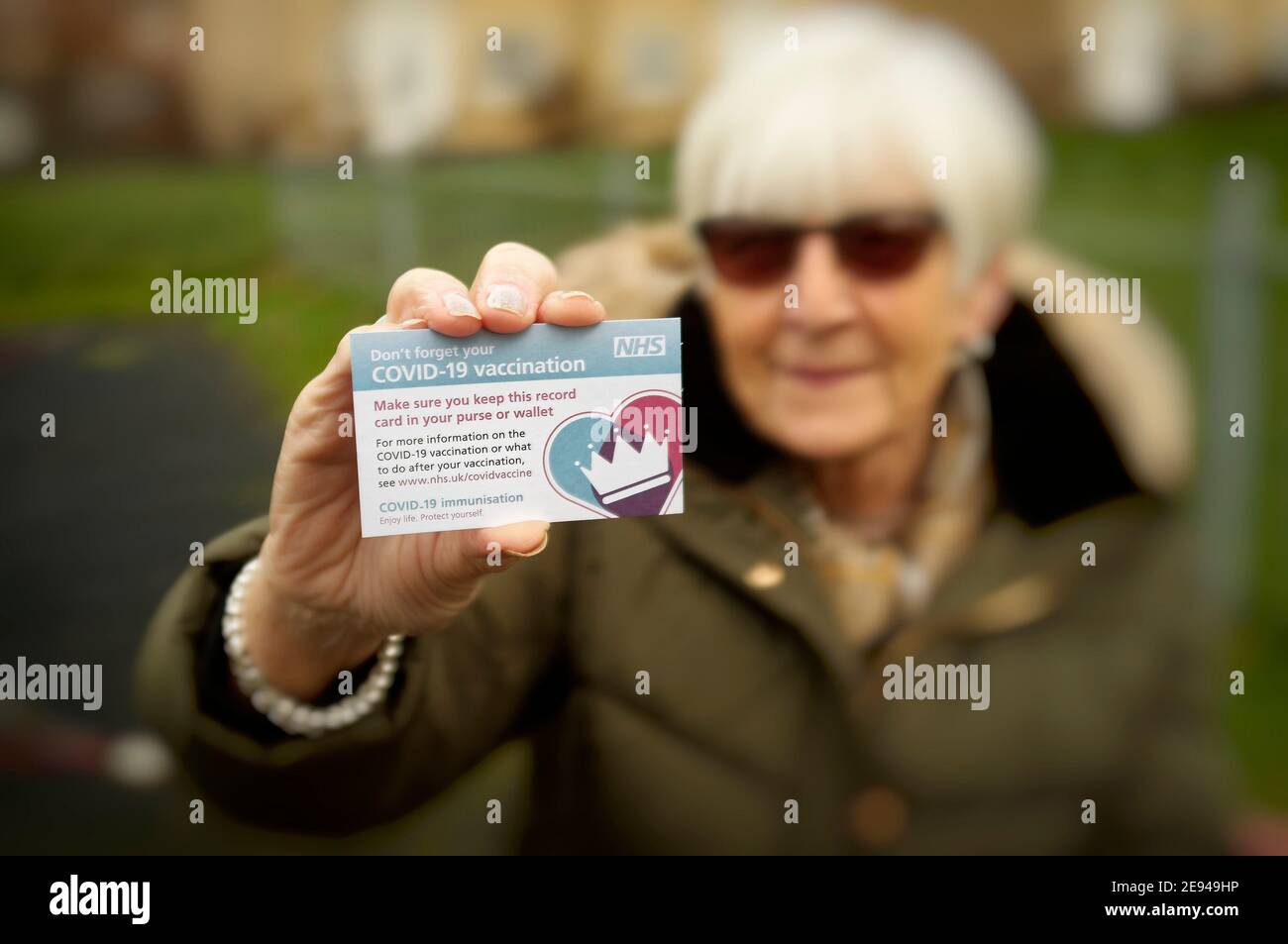 Femme âgée montrant sa carte comme preuve de la vaccination Covid-19 Banque D'Images Femme âgée montrant sa carte comme preuve de la vaccination Covid-19 Banque D'Images