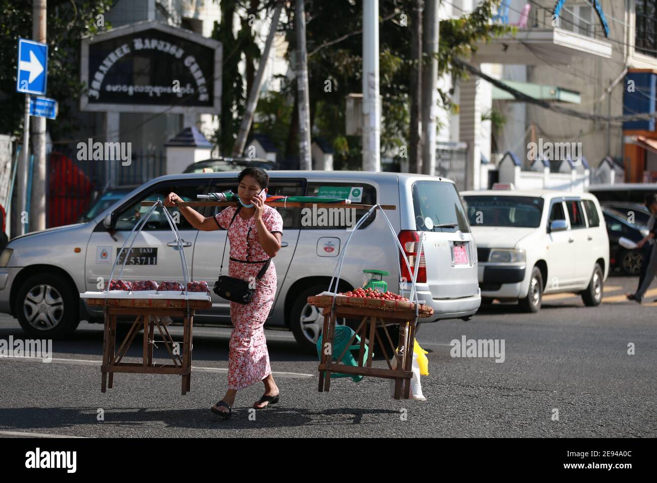 Yangon, Myanmar. 2 février 2021. Un vendeur traverse la rue à Yangon, au Myanmar, le 2 février 2021. Une majorité des ministres régionaux et des chefs d'État ont été libérés mardi après la détention d'une journée de l'armée, a déclaré un haut responsable militaire à Xinhua. Aung San Suu Kyi, conseillère d'État du Myanmar, le président U Win Myint et d'autres hauts fonctionnaires de la Ligue nationale pour la démocratie (NLD) au pouvoir ont été arrêtés par les militaires au début de lundi. Le Bureau du Président a déclaré l'état d'urgence pendant un an et le pouvoir de l'État a été remis au Commandant en chef de la Défense se Banque D'Images