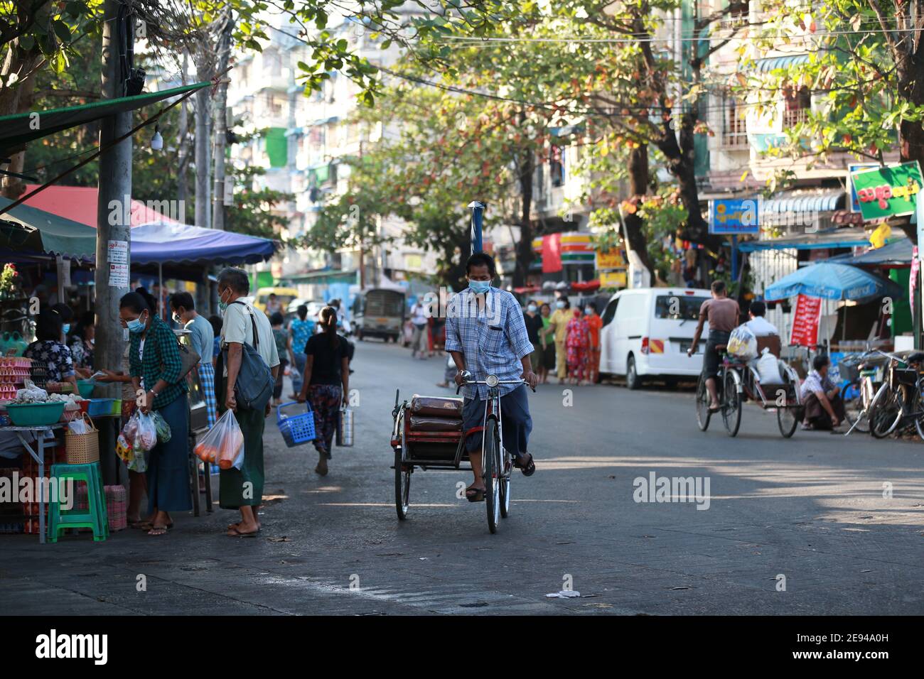 Yangon, Myanmar. 2 février 2021. Un pilote de pédicab est vu à Yangon, au Myanmar, le 2 février 2021. Une majorité des ministres régionaux et des chefs d'État ont été libérés mardi après la détention d'une journée de l'armée, a déclaré un haut responsable militaire à Xinhua. Aung San Suu Kyi, conseillère d'État du Myanmar, le président U Win Myint et d'autres hauts fonctionnaires de la Ligue nationale pour la démocratie (NLD) au pouvoir ont été arrêtés par les militaires au début de lundi. Le Bureau du Président a déclaré l'état d'urgence pendant un an et le pouvoir de l'État a été remis au Commandant en chef de la Défense Servi Banque D'Images