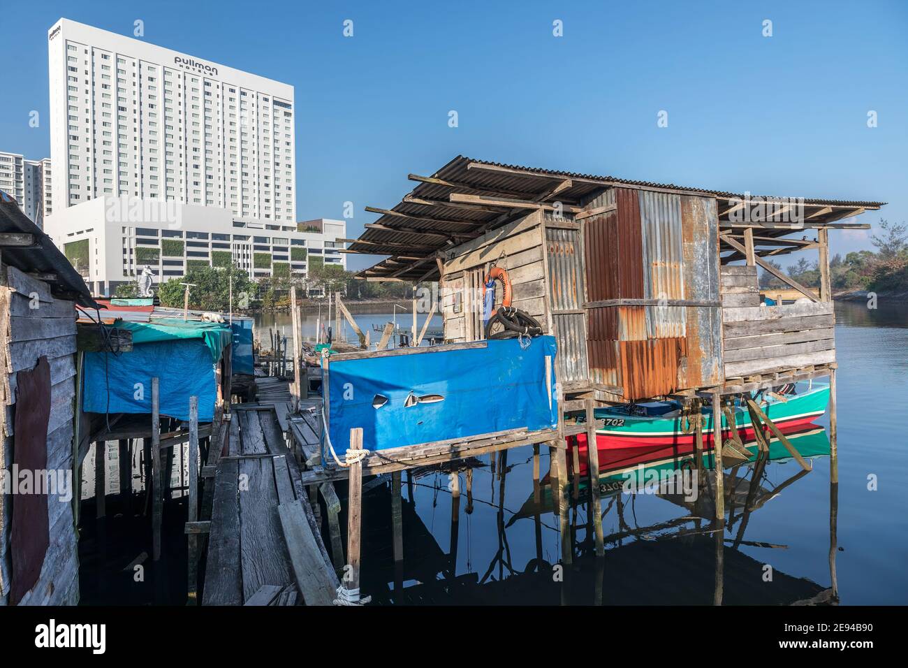 Hôtel moderne et cabane locale, Miri, Malaisie Banque D'Images