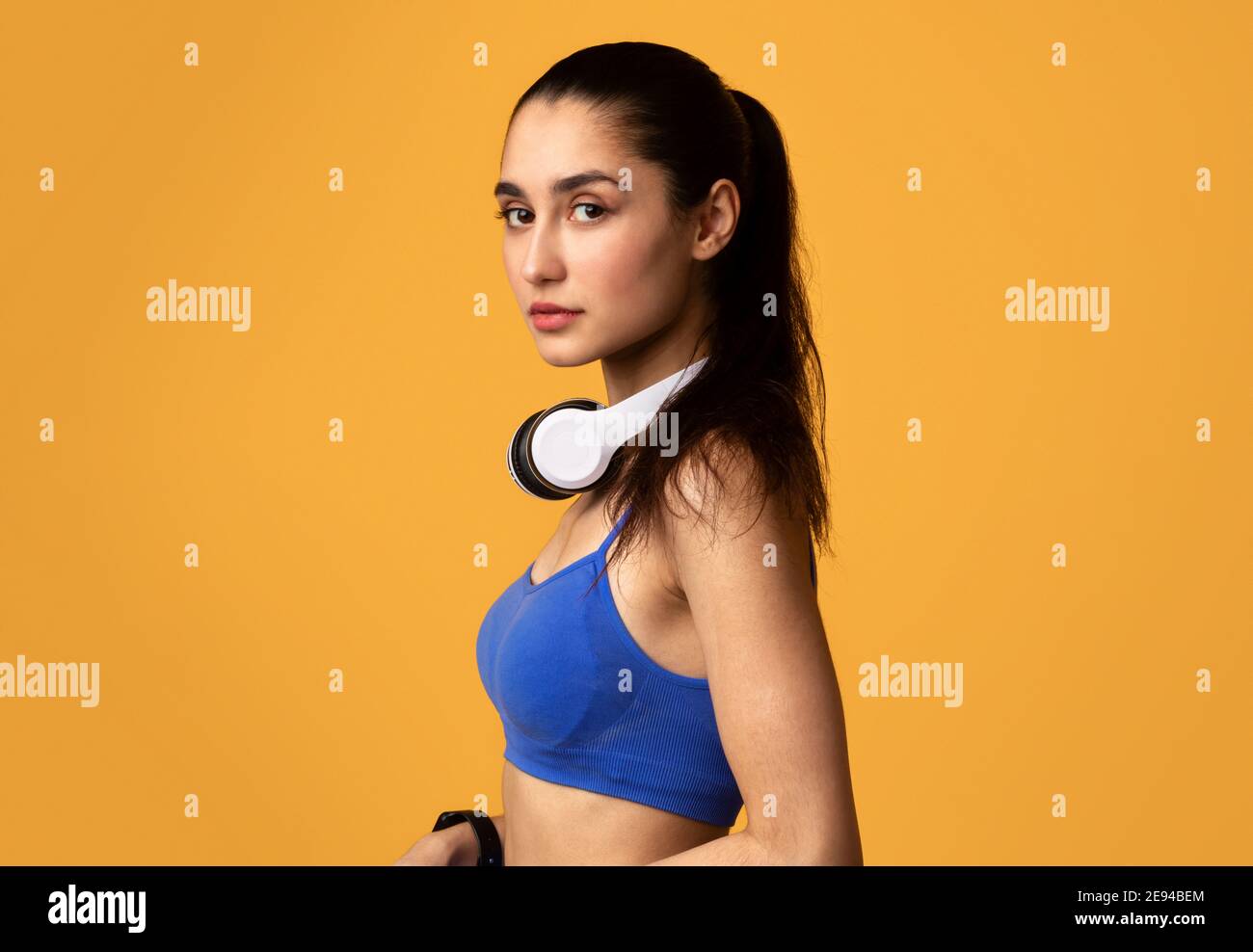 Portrait d'une jeune femme en mode Sportswear portant un casque Banque D'Images