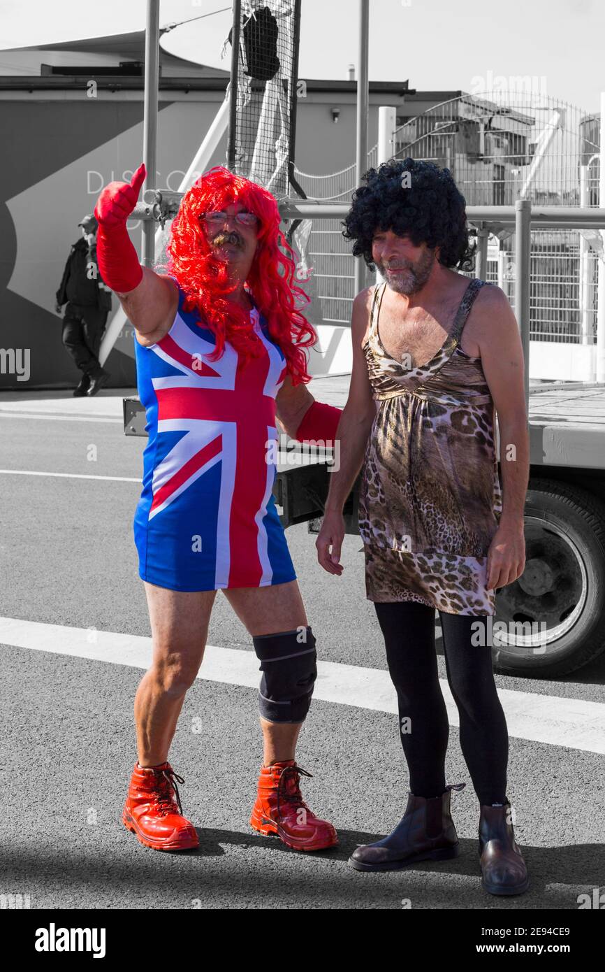 Ginger Spice portant une petite robe Union Jack et effrayant Spice des Spice Girls prennent part au carnaval de Weymouth, au Royaume-Uni, en août Banque D'Images