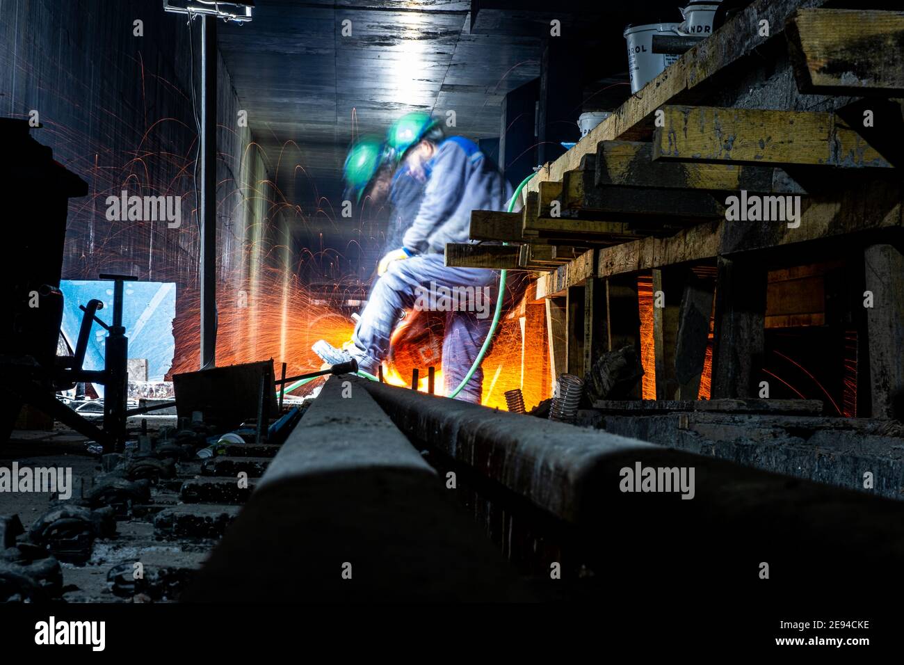 Soudage sur rail Thermite (exothermique) à l'intérieur d'un projet de tunnel de métro Banque D'Images