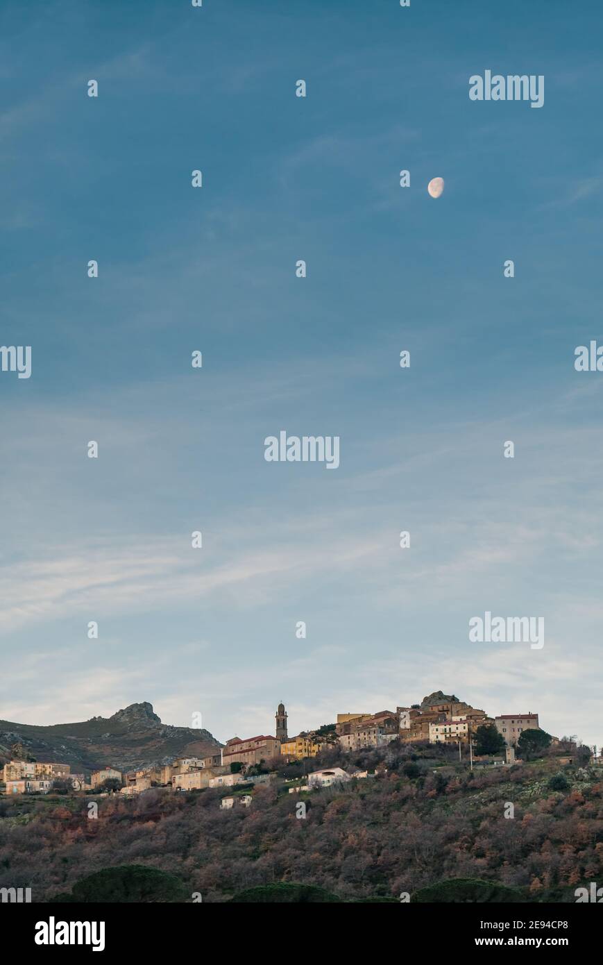 Demi-lune au-dessus de l'ancien village de montagne de Speloncato in La Balagne de Corse Banque D'Images