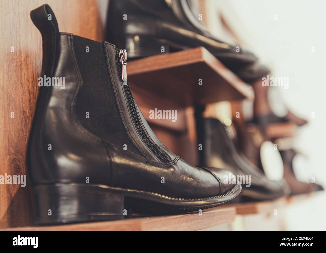 Chaussures élégantes en cuir pleine fleur à vendre sur la tablette du magasin. Banque D'Images