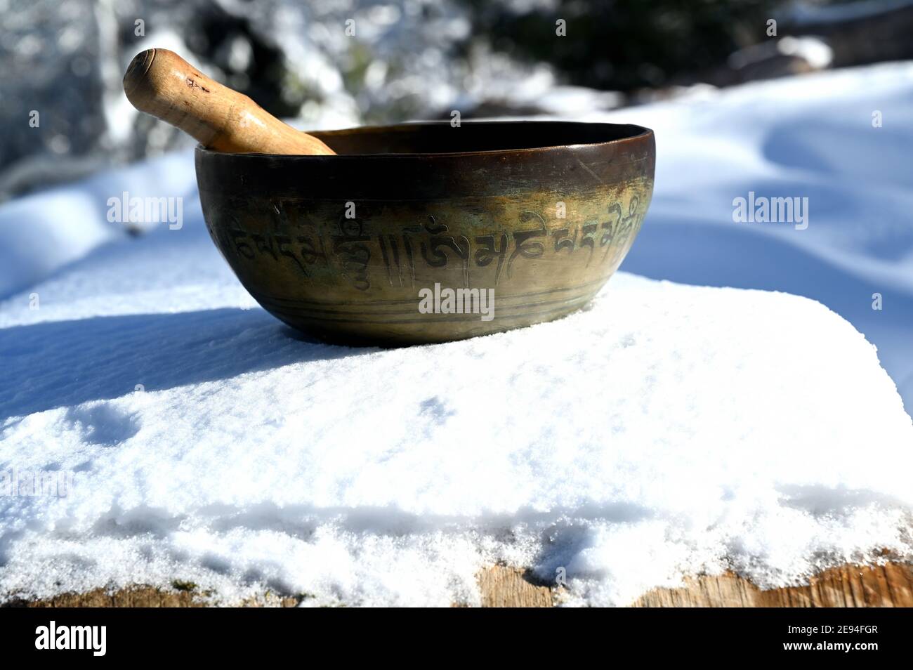 Un bol de chant tibétain dans la neige. Traduction de mantras : transformez  votre corps impur, votre discours et Photo Stock - Alamy