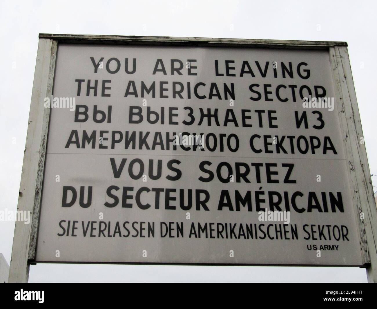 Panneau Checkpoint Charlie et attraction touristique à Berlin Allemagne Banque D'Images