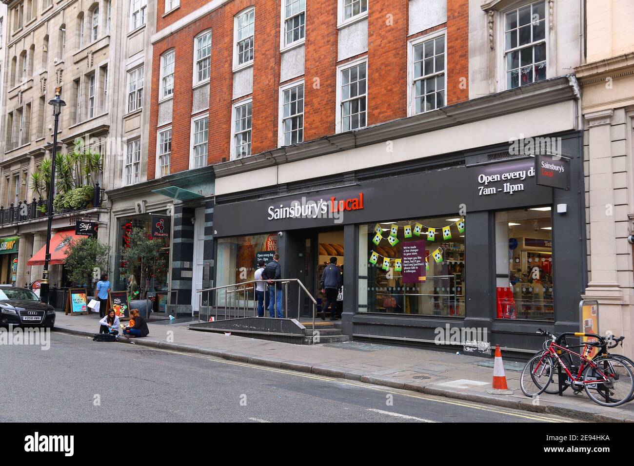 LONDRES, Royaume-Uni - 6 JUILLET 2016 : épicerie locale Sainsbury's à Londres, Royaume-Uni. Les ventes au détail génèrent 5 pour cent du PIB britannique, soit 339 milliards de livres sterling Banque D'Images