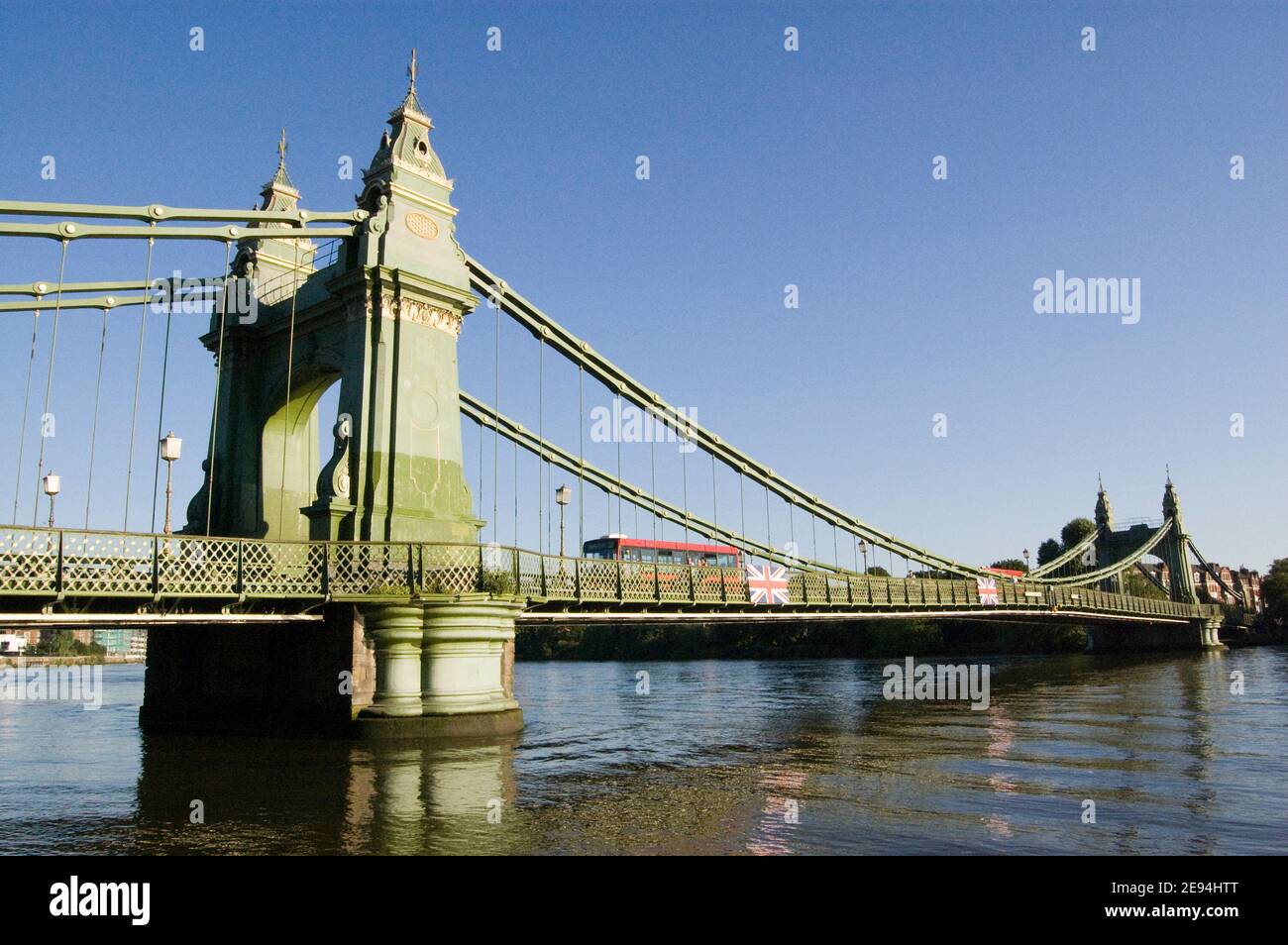 Vue sur le pont suspendu reliant Hammersmith à Barnes au-dessus de la Tamise. Conçu par Joseph Bazalgette et ouvert en 1887. Il a été attac Banque D'Images