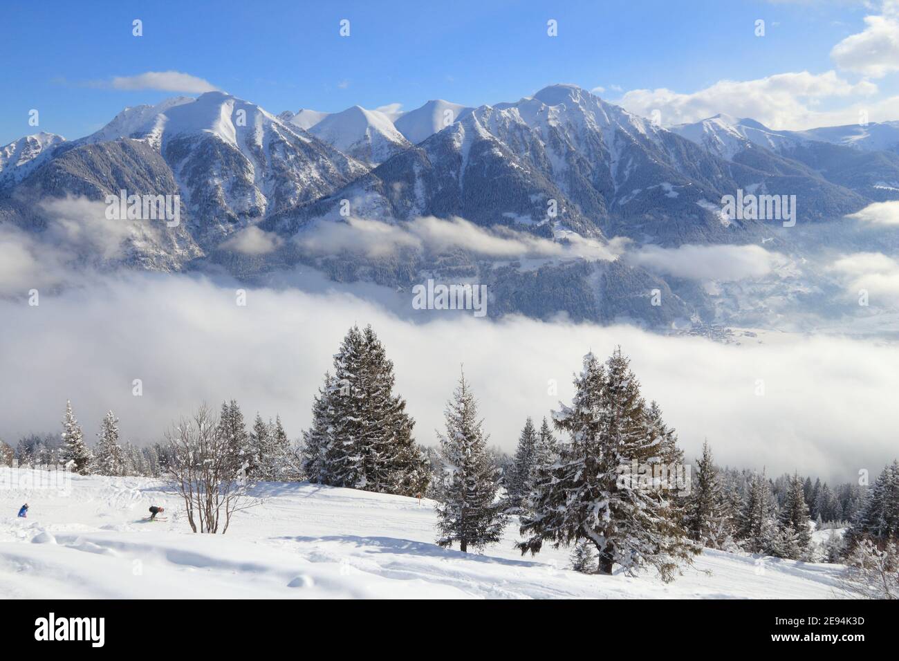 Autriche ski. Station de ski Bad Hofgastein. Chaîne de montagnes High Tauern (Hohe Tauern) dans les Alpes. Inversion à faible nuage. Banque D'Images
