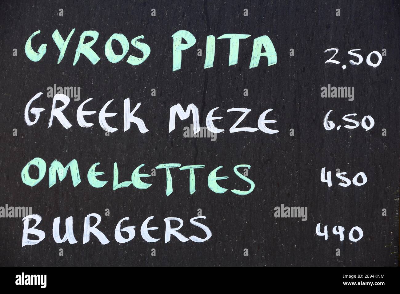 Restaurant menu dans l'île de Corfou - la cuisine grecque tableau noir. Pita gyros prix. Banque D'Images
