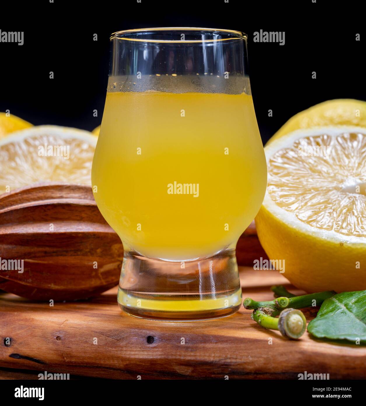 Verre de liqueur de limoncello douce et froide fait à partir de la nouvelle récolte de citrons italiens jaunes mûrs frais, côte amalfitaine, Italie Banque D'Images