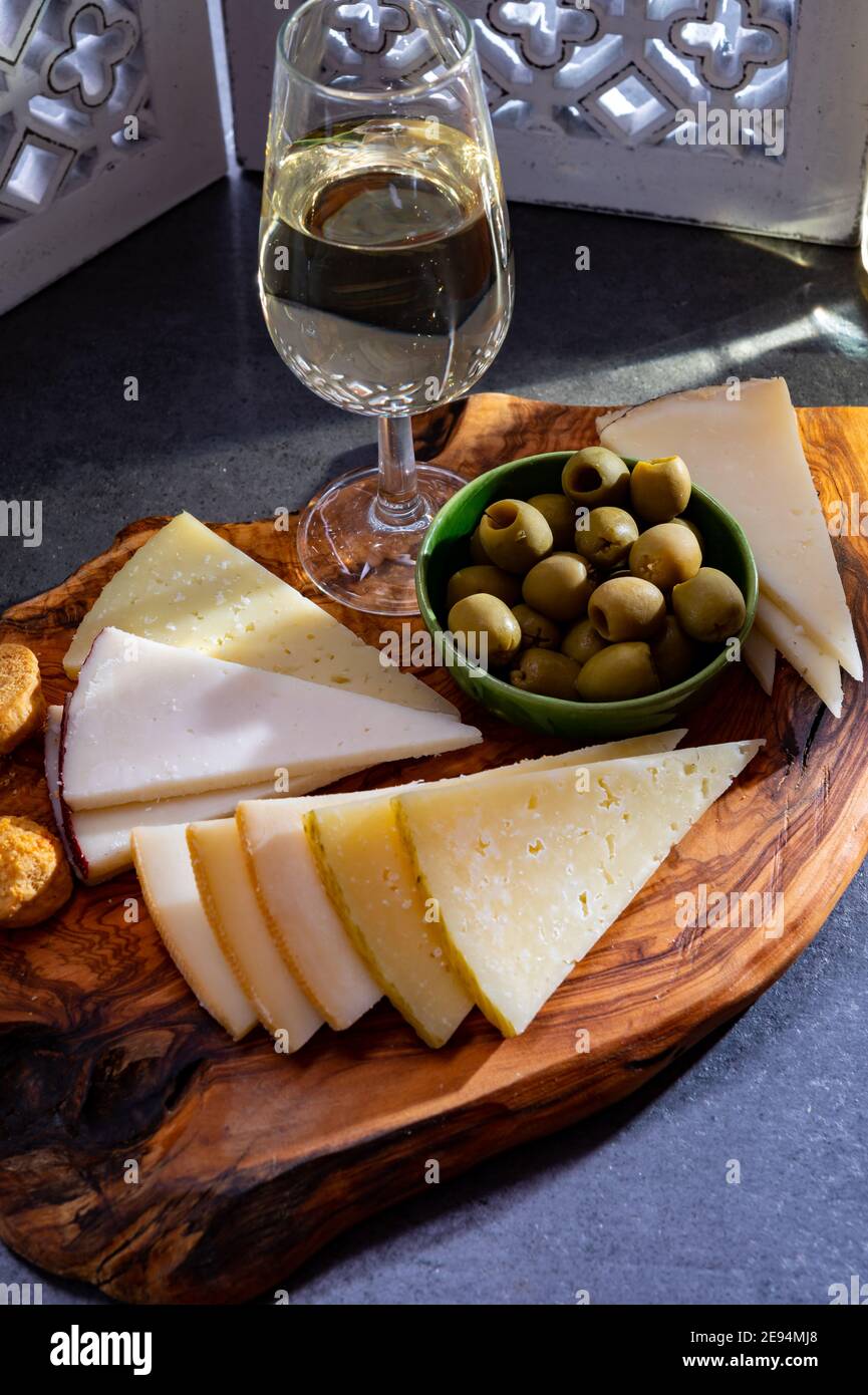 Dégustation de vin de xérès andalou fortifié avec tapas traditionnelles espagnoles, olives vertes, fromage manchego de chèvre et de mouton Banque D'Images