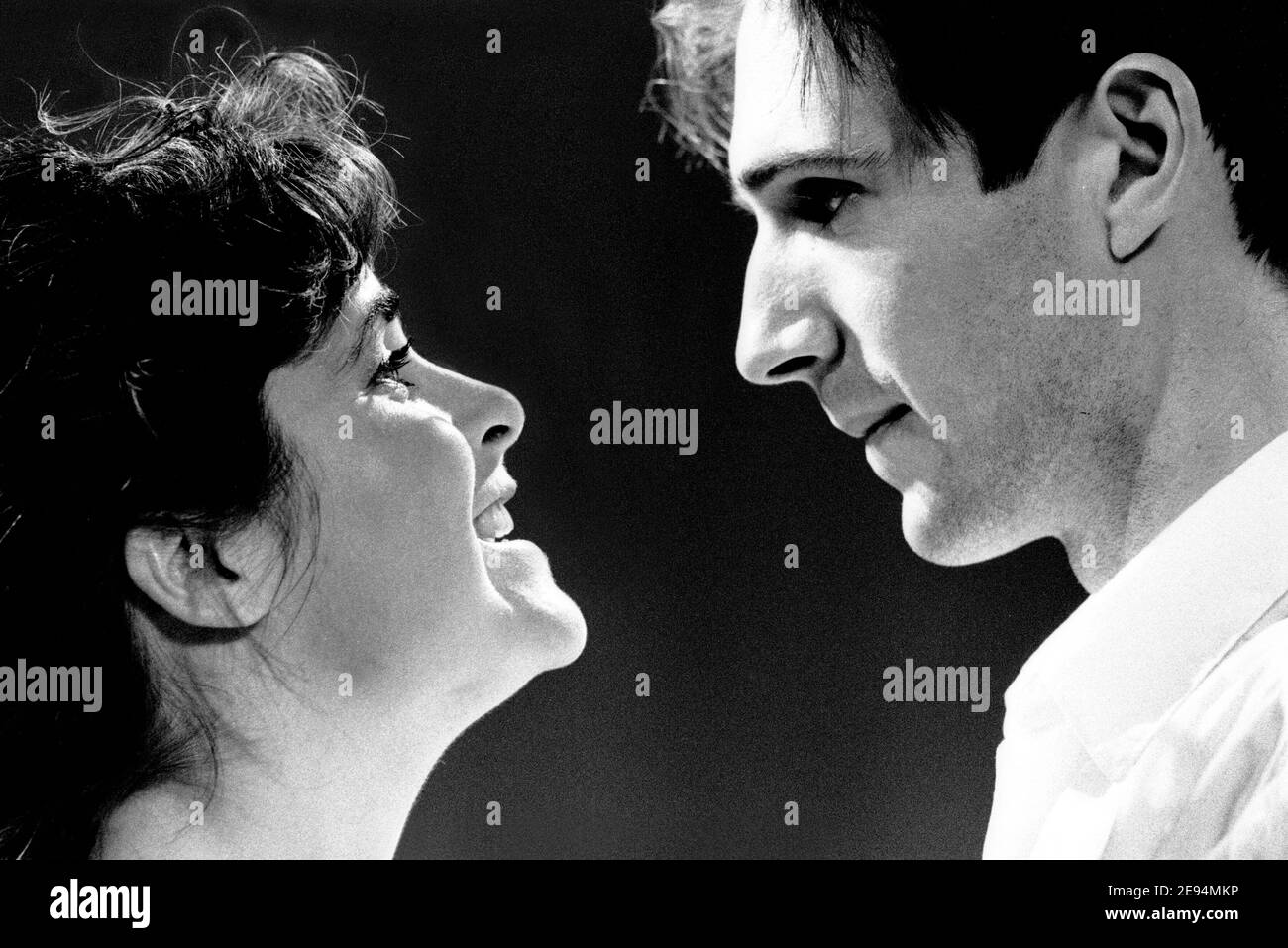 Amanda Root (Cressida), Ralph Fiennes (Troilus) à TROILUS ET CRESSIDA par Shakespeare à la Royal Shakespeare Company (RSC), le Pit, Barbican Centre, Londres EC2 18/06/1991 design: Anthony Ward éclairage: Geraint Pughe combats: Terry King réalisateur: Sam Mendes Banque D'Images