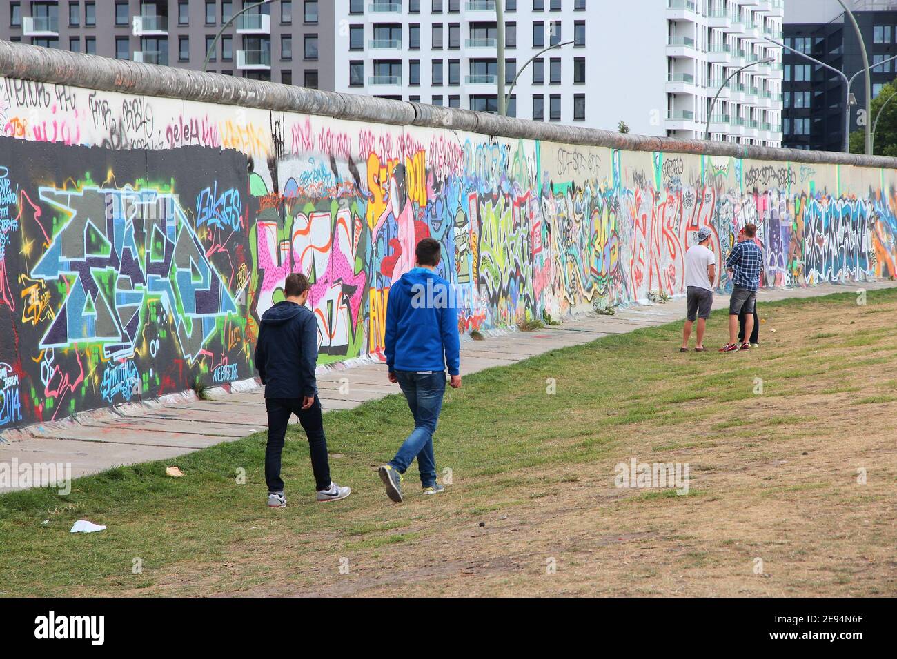 BERLIN, ALLEMAGNE - 26 août 2014 : personnes visitent le Mur de Berlin (Berliner Mauer). Rideau de fer emblématique de Berlin divisé la frontière dans les années 1961-1989. Banque D'Images