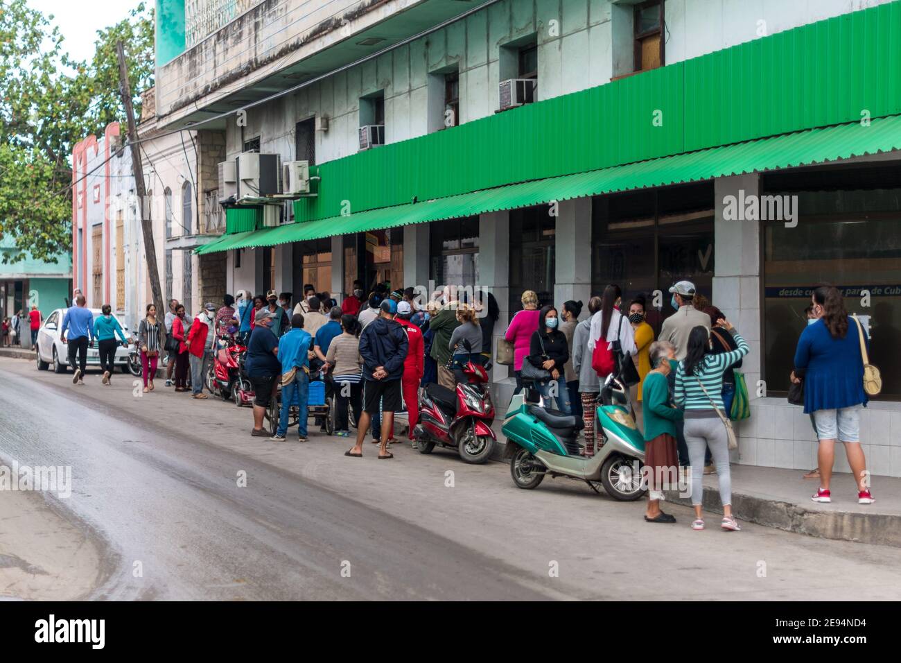 Le peuple cubain se présente à El Rapido Dona Neli dans l'ordre pour acheter des produits alimentaires Banque D'Images