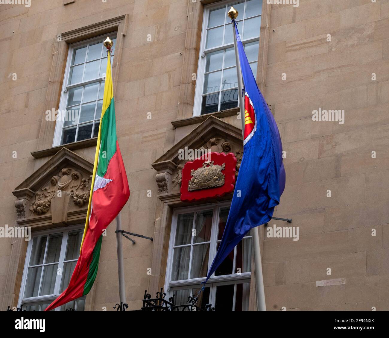 L'ambassade de Londres de la République de l'Union de Myanmar avec drapeaux et cimier du Myanmar Banque D'Images