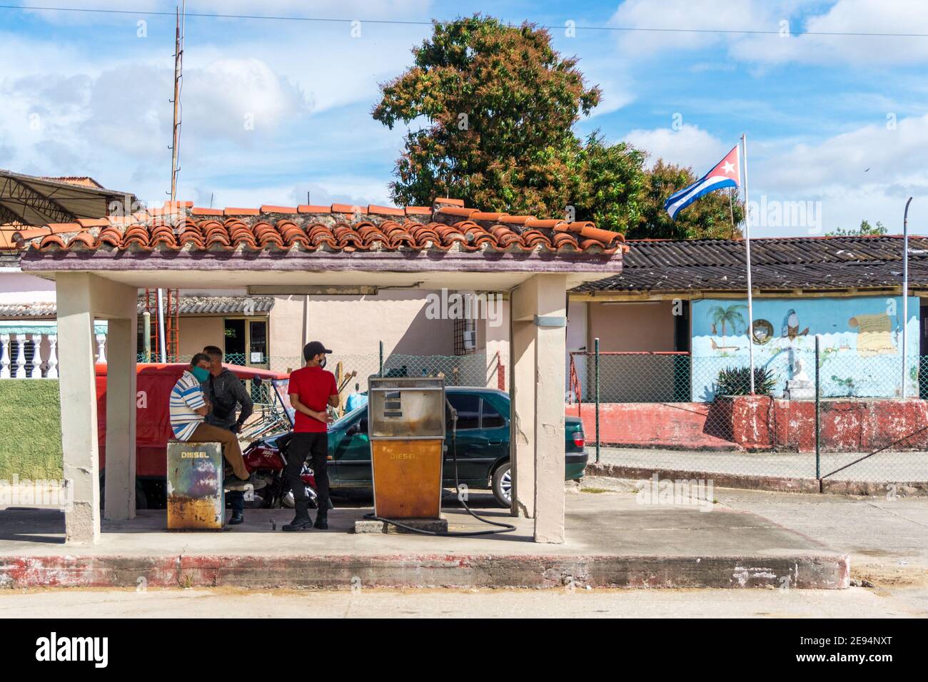 Anciennes pompes à gaz dans une station-service non opérationnelle à Santa Clara, Cuba Banque D'Images