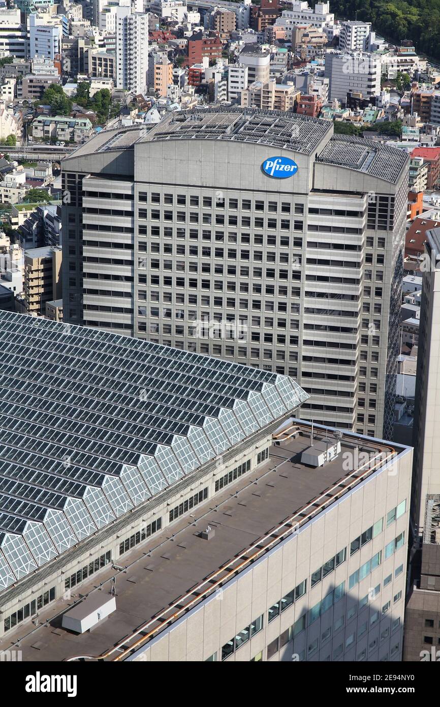 TOKYO, JAPON - 11 MAI 2012 : le bâtiment Pfizer à Tokyo. Pfizer est l'une des plus grandes sociétés pharmaceutiques dans le monde. Il existe depuis 1849. Banque D'Images