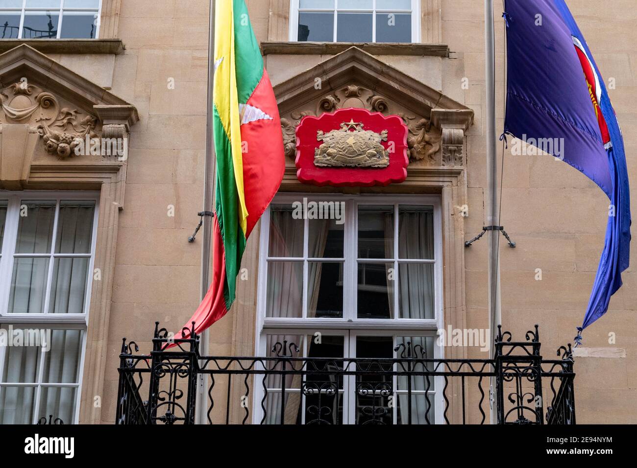 L'ambassade de Londres de la République de l'Union de Myanmar avec drapeaux et cimier du Myanmar Banque D'Images
