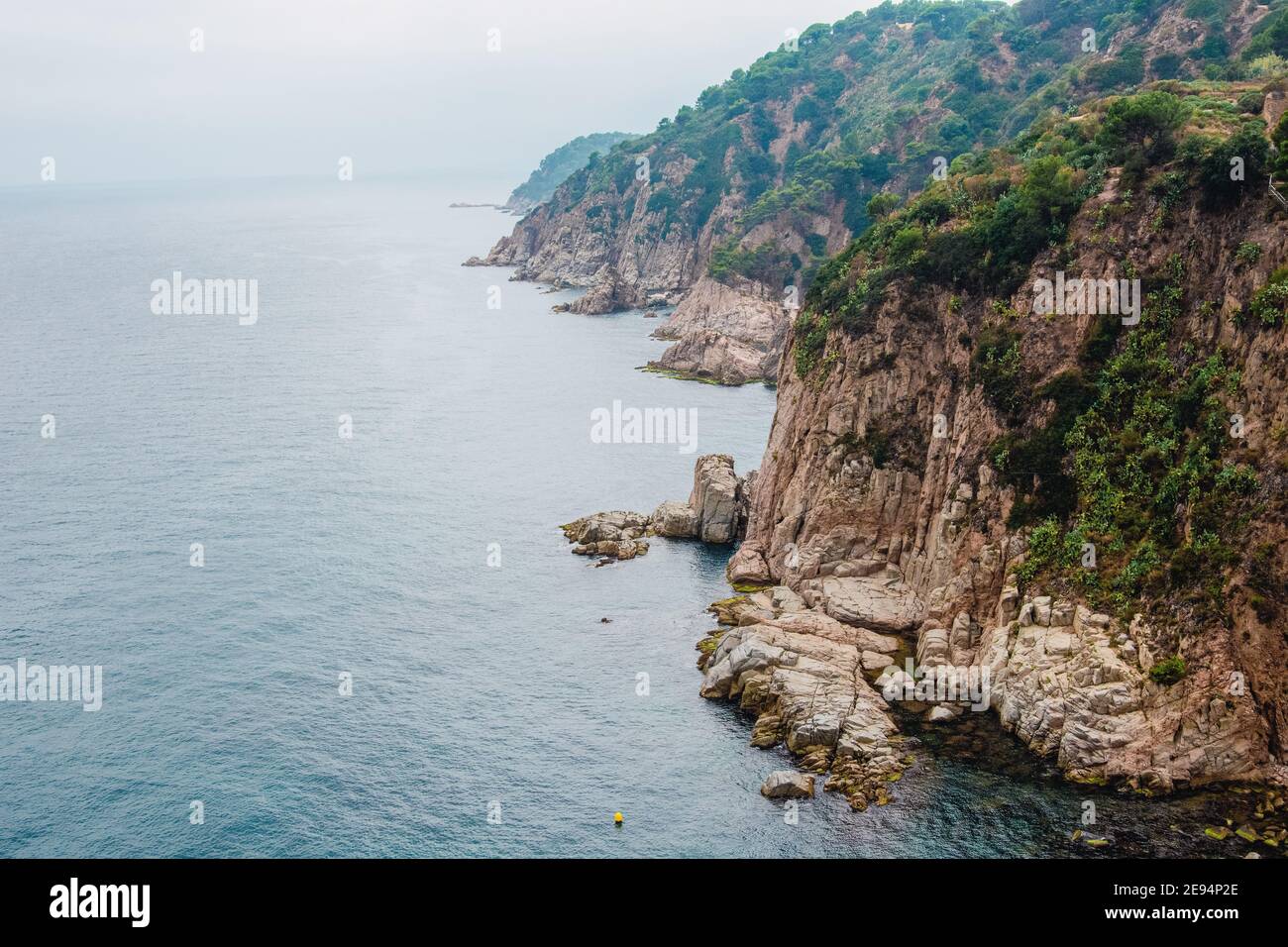 Falaises abruptes de la Costa Brava lors d'une journée brumeuse Banque D'Images