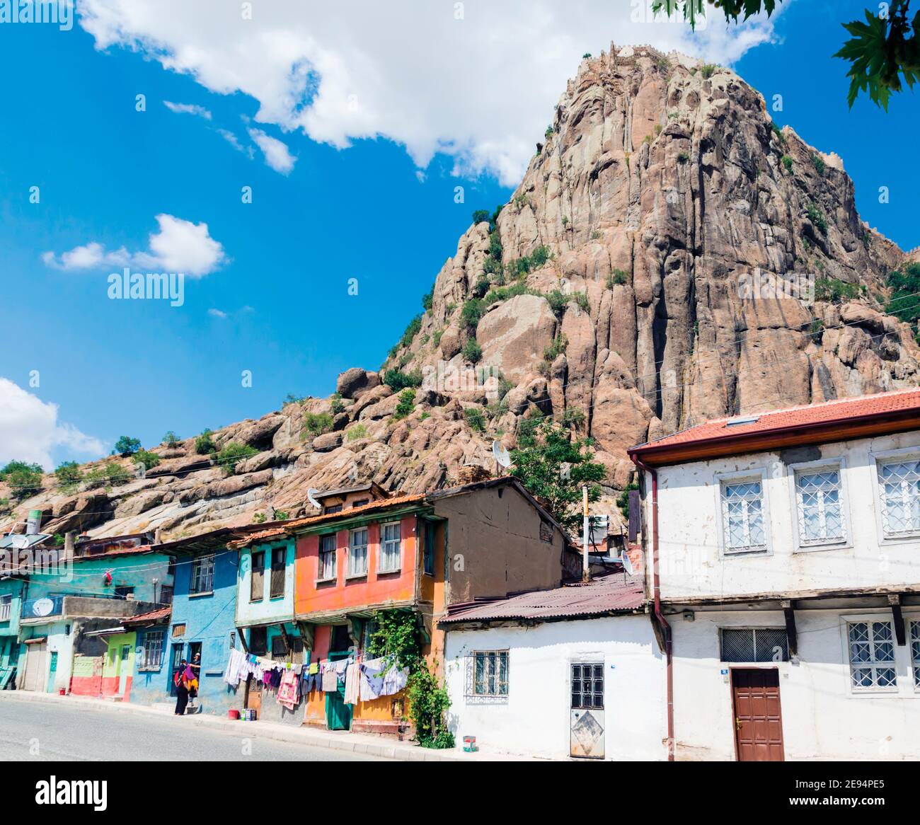 Afyon, également connu sous le nom d'Afyon Kara Hisar ou Afyonkarahisar, province d'Afyon, Turquie. Maisons typiques sous le crag qui est de plus de 200 mètres de haut et ha Banque D'Images