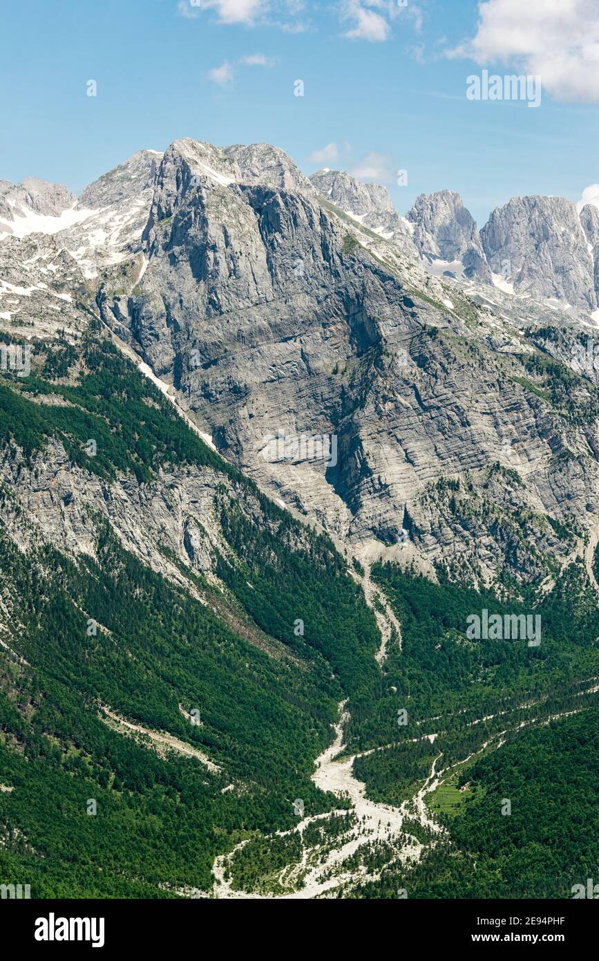 Admirez les imposantes montagnes de l'Accursed, également appelées Alpes albanaises dans le nord de l'Albanie Banque D'Images