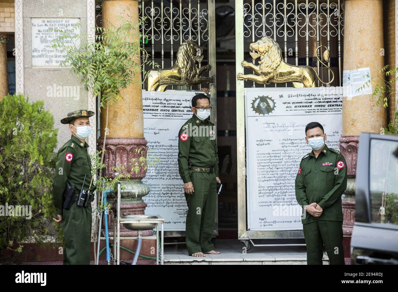 Yangon, Myanmar. 02 février 2021. Des soldats sont garde au centre-ville de Yangon après un coup d'état militaire au Myanmar, le mardi 2 février 2021. L'armée a arrêté le dirigeant civil Aung San Suu Kyi. Photo par Xiao long/UPI crédit: UPI/Alamy Live News Banque D'Images